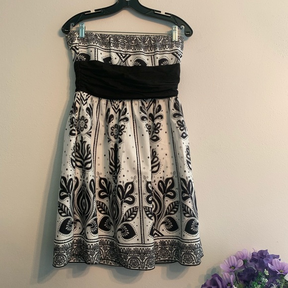 Strapless dress with floral like pattern - Picture 3 of 5